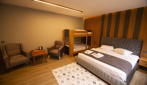 Deluxe Quadruple Room, Jetted Tub, Mountain View