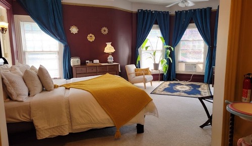 Classic Room, 1 Queen Bed, City View