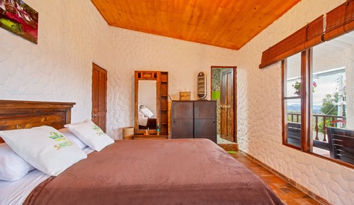 Classic Room, 1 Queen Bed, Balcony, Mountain View