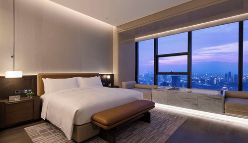 KING DELUXE ROOM WITH FLOATING BATH