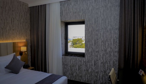 Standard Room, 1 Queen Bed, Non Smoking, Sea View