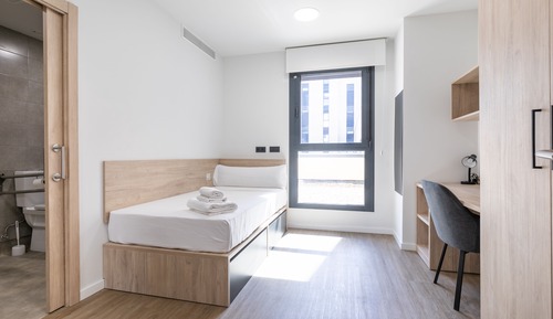 Single room in apartment with shared bathroom