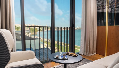 Premium Room, 1 King Bed, Partial Sea View