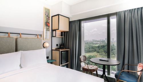 Corner Queen with Golf View