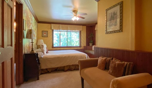 Deluxe Suite, Ensuite, Mountain View (Golden Oaks)