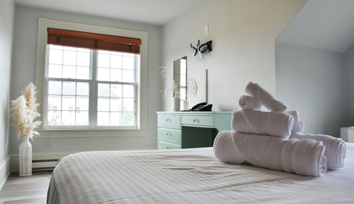 Junior Suite, 1 Queen Bed, Bathtub, Bay View