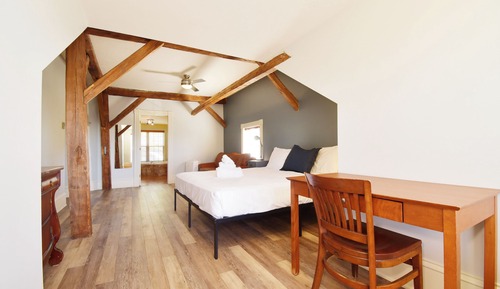 Deluxe Suite, 1 King Bed, Jetted Tub