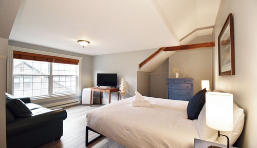 Junior Suite, 1 King Bed, Jetted Tub