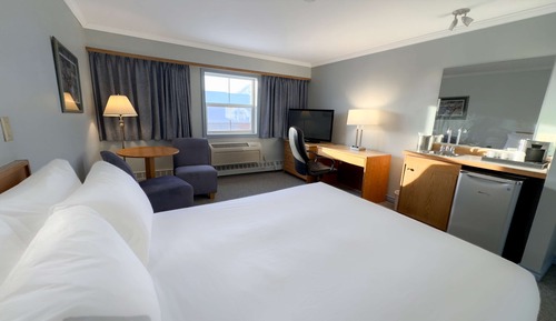 Room, 1 Queen Bed (Coast)