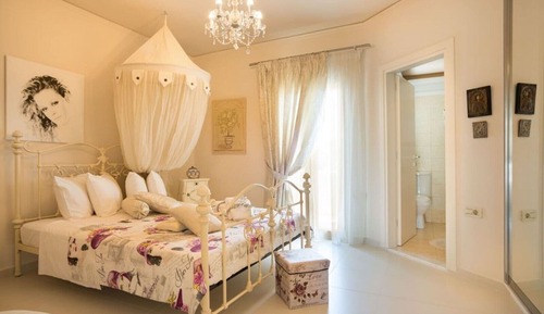 Tonia Deluxe Room