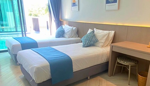 Standard Twin Pool Access Room