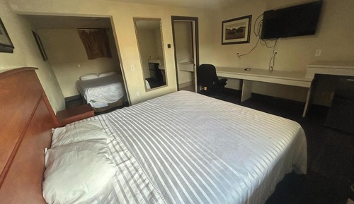 Room (1 King Bed  & 1 Queen Bed)