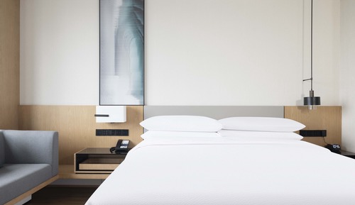 Premium Room, 1 King Bed, Mountain View