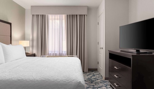 Suite, 1 King Bed, Accessible (Hearing)