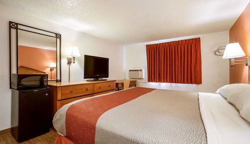 Deluxe Room, 1 King Bed, Smoking, Refrigerator & Microwave