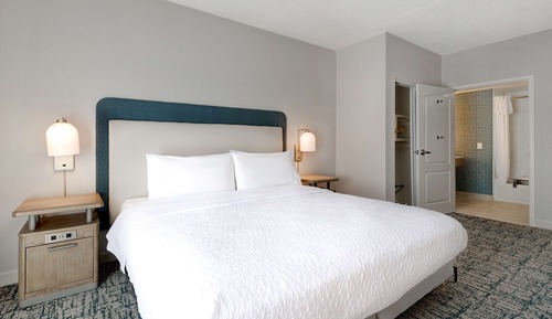 Suite, 1 King Bed, Accessible, Non Smoking (Mobility & Hearing, Roll-in Shower)