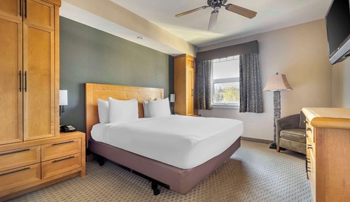 1 BEDROOM KING ACCESSIBLE ROLL IN SHOWER
