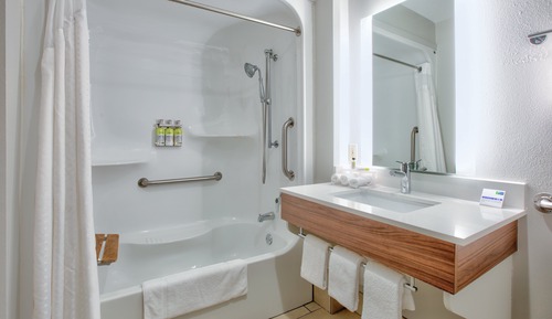 Standard Room, 1 Queen Bed, Accessible (Wheelchair)