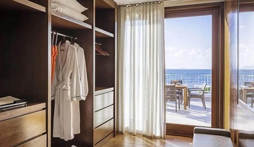 Oceanfront King Junior Suite at Merrywing Beach