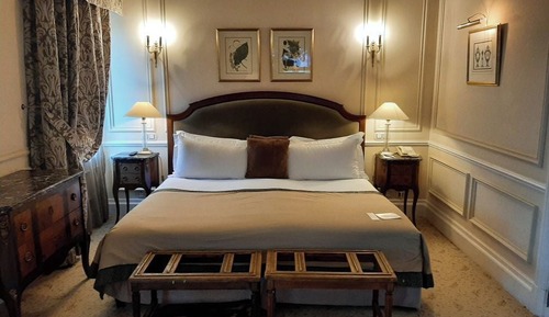 Superior Room overlooking the gardens and ramparts - a king-size bed