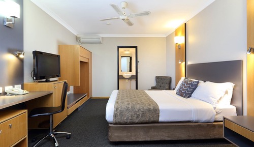 Deluxe Queen Spa Room