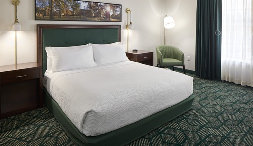 Deluxe Room, 1 King Bed, Accessible, Bathtub
