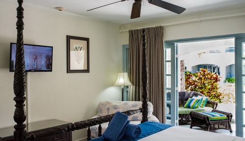 Deluxe Room, 1 King Bed, Pool View
