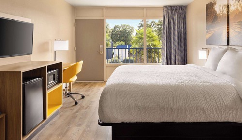 Room, 1 King Bed, Non Smoking, Kitchen