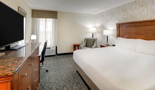 Deluxe Room, 1 King Bed, Accessible, Refrigerator & Microwave (Tub, Upper Floor)