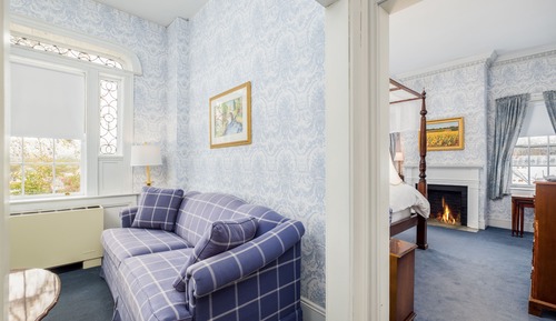 Deluxe Queen with Sofa Bed