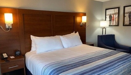 Room, 1 King Bed, Accessible, Non Smoking (Mobility, Bathtub w/Grab Bars)
