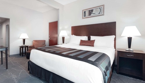 Standard Room, 1 King Bed, Accessible, Non Smoking (Mobility Accessible)