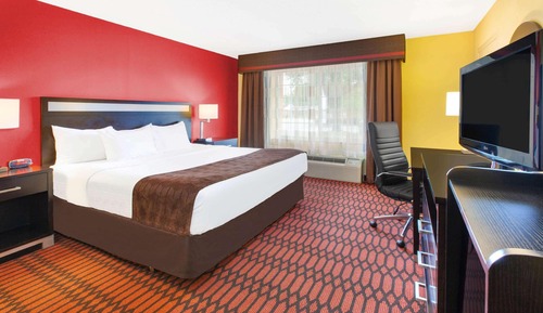 Suite, 1 King Bed, Accessible, Non Smoking