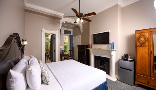 Room, 1 King Bed, Balcony, City View