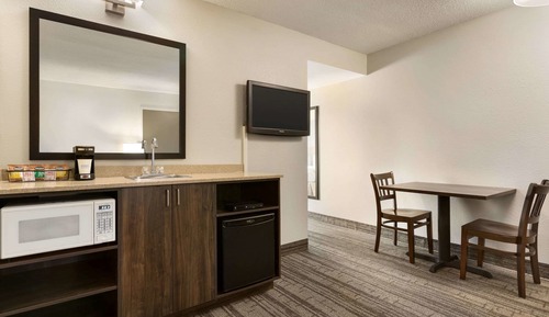 Suite, 1 King Bed, Non Smoking, Ground Floor (One-Bedroom)