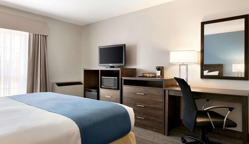 Business Room, 1 King Bed, Non Smoking, Ground Floor
