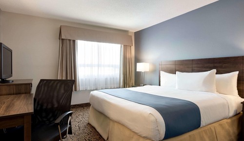 Deluxe Suite, 1 King Bed, Non Smoking, Ground Floor (1 Bedroom)