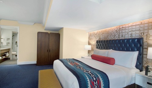 Signature Suite, 1 King Bed with Sofa bed