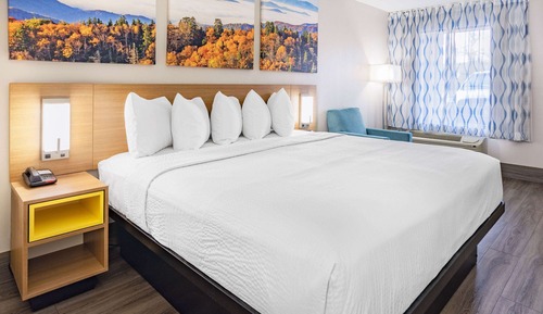 Standard Room, 1 King Bed, Accessible, Smoking