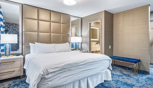 Studio, 1 King Bed, Pool View