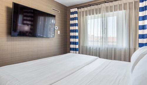 Suite, 1 King Bed, Pool View