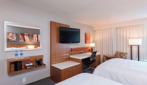 Room, 2 Queen Beds, Pool View