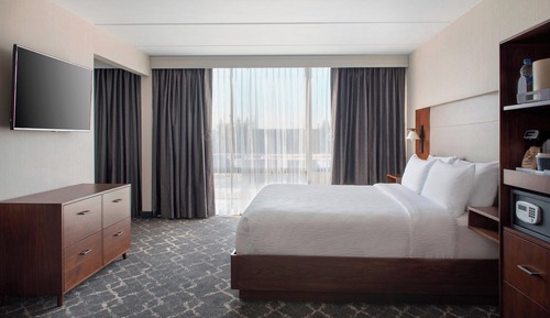 Junior Suite, 1 King Bed, Non Smoking (Mobility Accessible, Roll-In Shower)