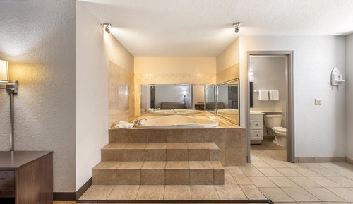 Suite, 1 King Bed, Smoking, Jetted Tub