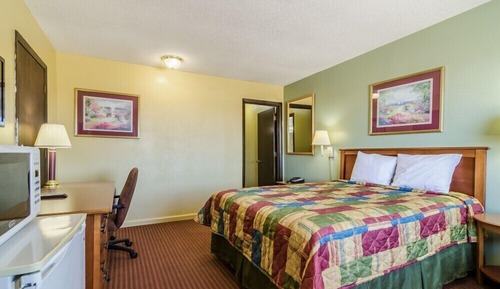 Standard Single Room, 1 Queen Bed, Smoking, Refrigerator & Microwave