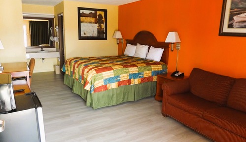 Deluxe Single Room, 1 King Bed, Smoking, Refrigerator & Microwave