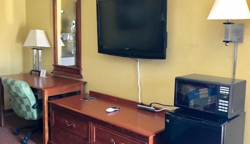 Deluxe Single Room, 1 King Bed, Non Smoking, Refrigerator & Microwave