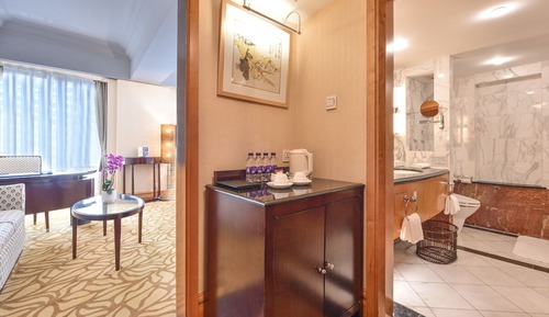 Suite, 1 Double Bed, Corner (East Wing)