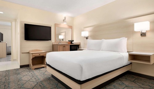 Suite, 1 Bedroom, Non Smoking (First Floor, Patio Door)