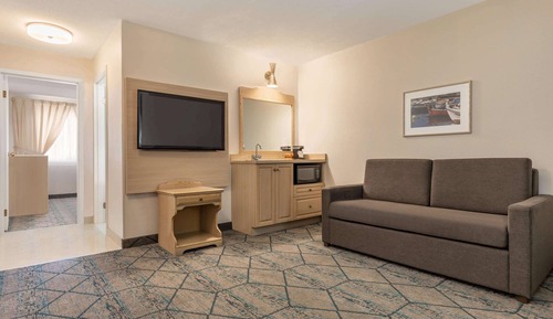 Suite, 1 Bedroom, Non Smoking (First Floor, Patio Door)